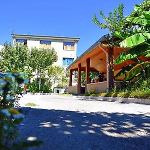  Apartment Lovely W/ Ac + Bath. + Kitchen + Parking&garden